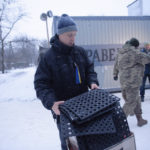Наливайченко допомагає волонтерам