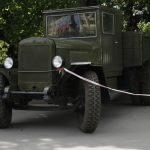 На «выставке» американских автомобилей победил советский мотоциклист (фото)