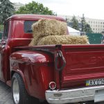 На «выставке» американских автомобилей победил советский мотоциклист (фото)