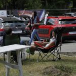 На «выставке» американских автомобилей победил советский мотоциклист (фото)