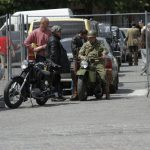 На «выставке» американских автомобилей победил советский мотоциклист (фото)