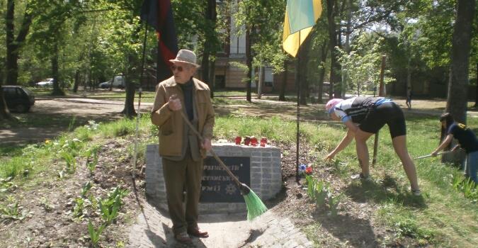 В Харькове возле камня УПА высадят калину