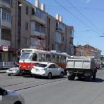 В Харькове на Московском проспекте «Лексус» «забодал» трамвай