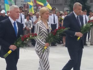 В Харькове к памятнику Независимости Украины «взгромоздили» цветы
