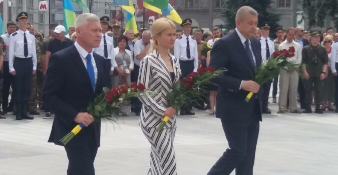 В Харькове к памятнику Независимости Украины «взгромоздили» цветы
