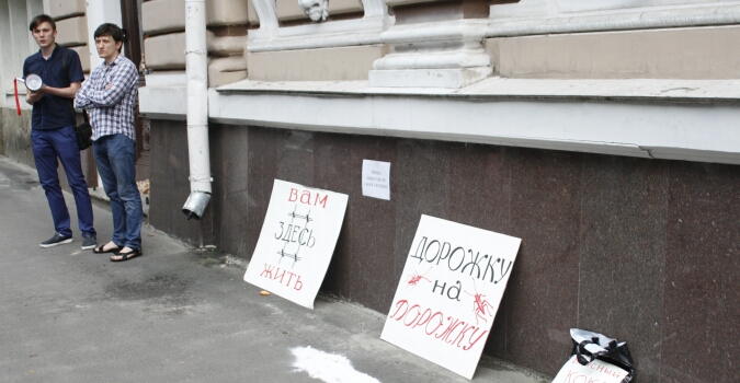 Вкусный кокс и сухари харьковчане принесли (фото)