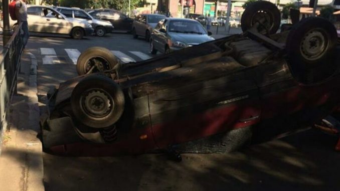 В Харькове вследствие столкновения перевернулся автомобиль