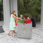 У Харкові тисячі людей поклали квіти до меморіалу Слави