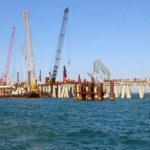 Автобус строителей Керченского моста упал в пролив