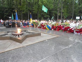 У Харкові тисячі людей поклали квіти до меморіалу Слави