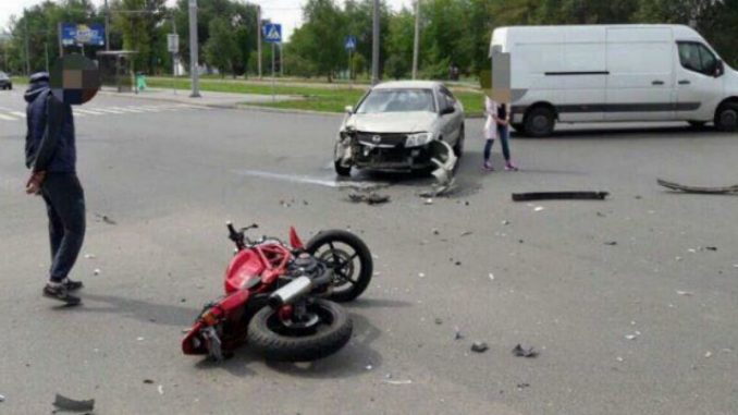 В центре Харькова мотоцикл и авто не поделили дорогу