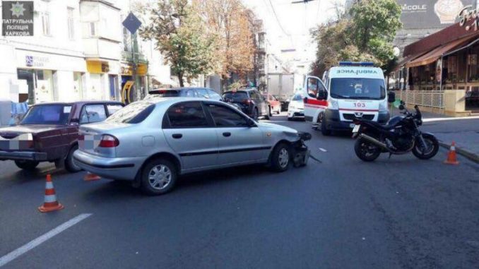 На Харьковщине ДТП – сильно пострадал водитель мотоцикла