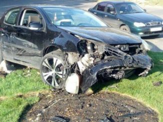 В Харькове авария: VW golf «разорвал» клумбу