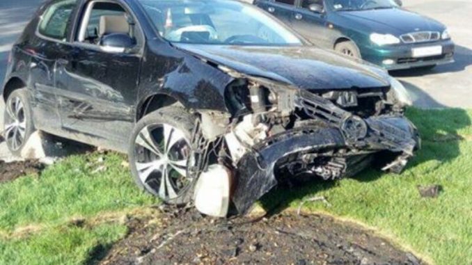 В Харькове авария: VW golf «разорвал» клумбу