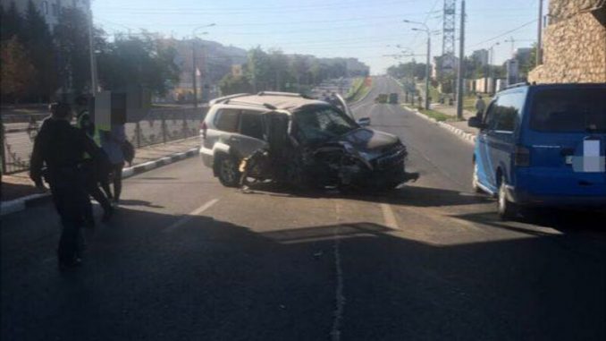 Авария в Харькове: джип не разминулся со столбом внешнего освещения
