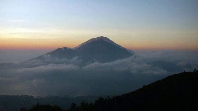 Бали: вулкан разбушевался
