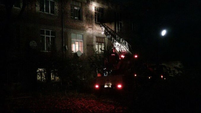 Пожар в Харькове: загорелся деревянный многоквартирный дом