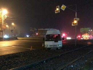 В Харькове авария: пьяный водитель на «траффике» врезался в бордюр