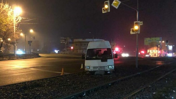 В Харькове авария: пьяный водитель на «траффике» врезался в бордюр