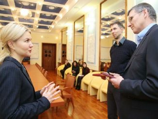 Ю. Светличная вручила легкоатлету Богдану Бондаренко и его тренеру государственные награды