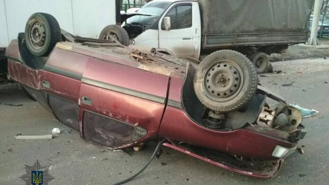 В Харькове пьяный водитель легковушки врезался в Газель