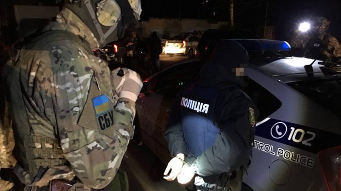 Харьковские патрульные задержаны при получении взятки