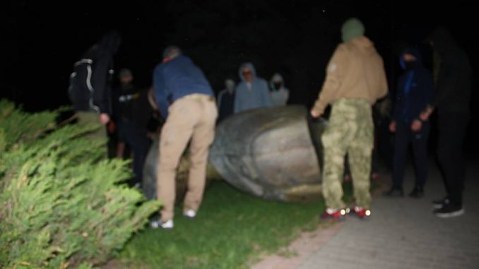 У Харкові повалено пам’ятник радянському Маршалу