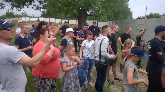 У Харківській області вдячні люди аплодують націоналістам