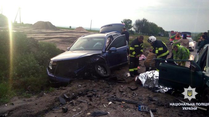 На трассе Харьков-Киев два авто столкнулись лоб в лоб