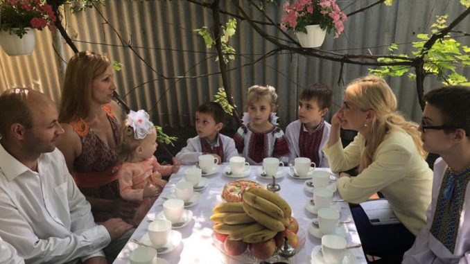 Впервые в Украине за счет государства куплено жилье для детского дома семейного типа