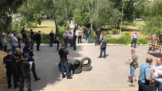 Под Московским районным судом Харькова активисты готовы жечь покрышки