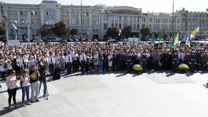 В Харькове принесли цветы к монументу Независимости Украины