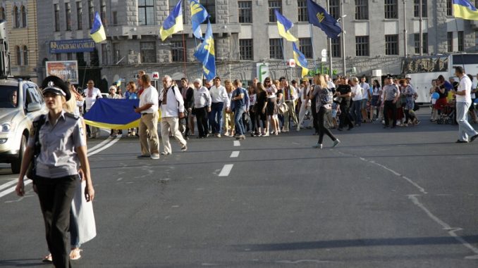 Сотни харьковчан прошли в вышиванках по Сумской