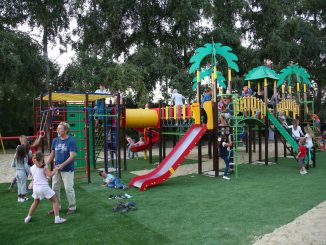 В Дергачах открыли скалодром и спортплощадку с искусственным покрытием