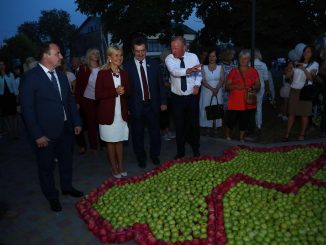 Карту Украины из яблок сложили в Краснокутске