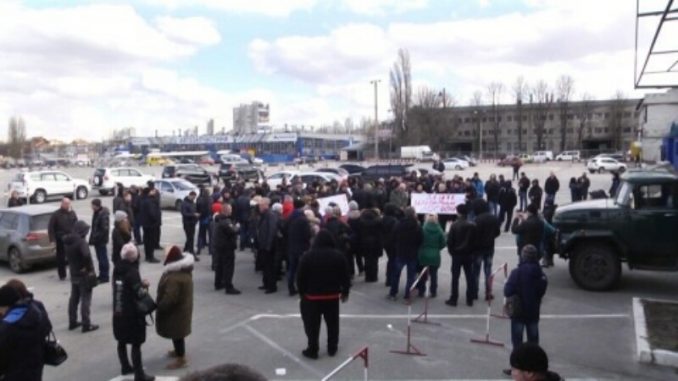 На митинг против администрации «Барабашово» собралось два десятка человек