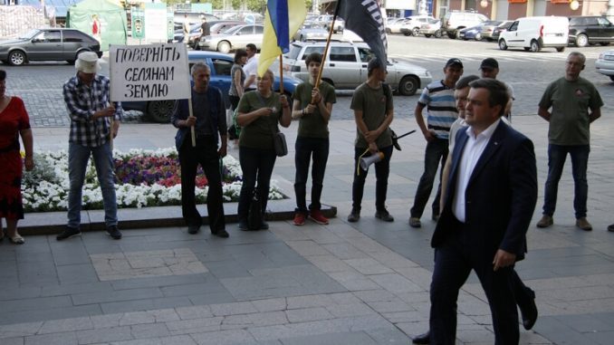 «А мимо мчались, мчались…» Как депутаты облсовета шли на сессию