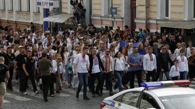 Несколько тысяч харьковчан… и все в вышиванках!