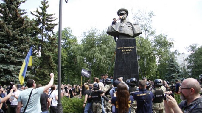 Памятник Жукову «пал», наследники скульптора готовы его забрать (фото, видео)