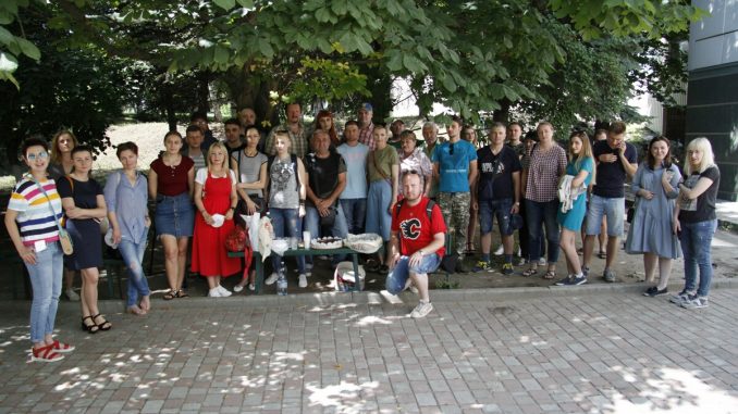 Харьковские журналисты пришли под больницу поздравить избитого коллегу