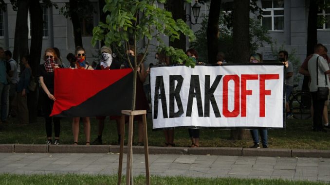 Около 150 активистов в Харькове «просили» выключить Авакова