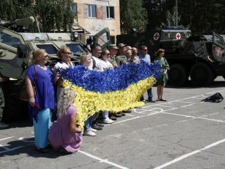 Под Харьковом волонтеров знакомили с армейским бытом
