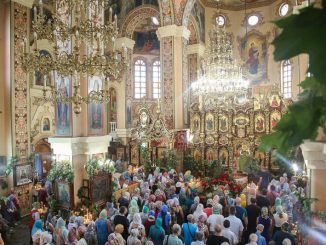 Юлия Светличная поздравила жителей области с Днем Святой Троицы