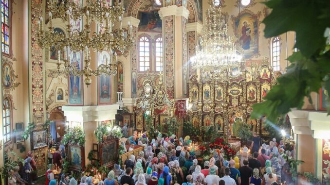 Юлия Светличная поздравила жителей области с Днем Святой Троицы