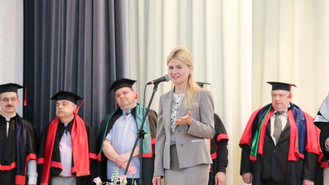 Магистров выпускников университета Каразина поздравила Ю. Светличная