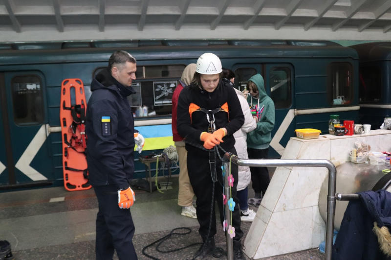 демонстрация спасательного снаряжения жителям Харькова